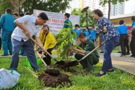 Một chuyến xe thuộc chương trình “Tấm vé nghĩa tình” chở đoàn viên công đoàn và người lao động gặp khó khăn về quê đón Tết (Ảnh VNN)