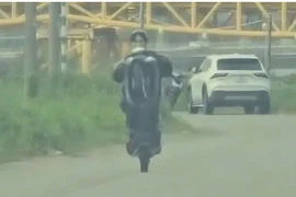 Đà Nẵng: Xử phạt hai thanh niên điều khiển xe máy “bốc đầu” trên đường