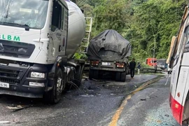 Xe đầu kéo va chạm nhiều phương tiện khi đổ đèo Bảo Lộc