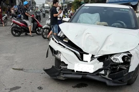 Hai ô tô va chạm trong khu dân cư Việt Sing, xe bán tải lật xuống đường