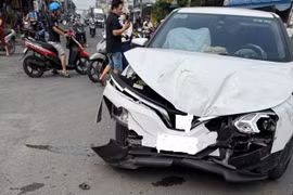 Hai ô tô va chạm trong khu dân cư Việt Sing, xe bán tải lật xuống đường