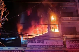 Giải cứu cô gái khỏi căn nhà trọ bốc cháy lúc rạng sáng