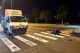 Va chạm mạnh với xe tải, hai người đi xe máy không qua khỏi