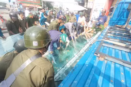 Kinh hoàng: 10 tấm kính cường lực đổ đè, hai công nhân nguy kịch ở Tây Ninh