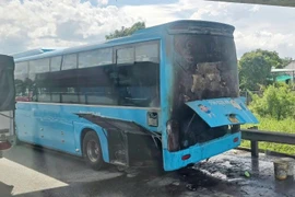 Xe giường nằm bốc cháy trên cao tốc TPHCM – Trung Lương