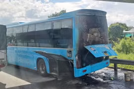 Xe giường nằm bốc cháy trên cao tốc TPHCM – Trung Lương