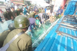 Kinh hoàng: 10 tấm kính cường lực đổ đè, hai công nhân nguy kịch ở Tây Ninh