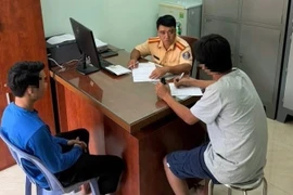 Mâu thuẫn khi lưu thông, hai tài xế xảy ra xô xát giữa đường