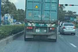 Truy tìm tài xế xe container lạng lách trên đường Mỹ Phước - Tân Vạn