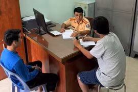 Mâu thuẫn khi lưu thông, hai tài xế xảy ra xô xát giữa đường