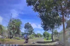 Thót tim clip bé 3 tuổi bị xe máy tông khi băng qua đường ở Đắk Lắk