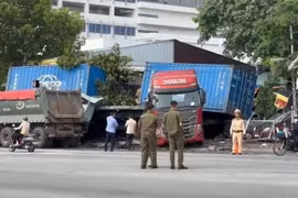 Bình Dương: Xe ben tông container, cả hai lao vào cửa hàng ô tô