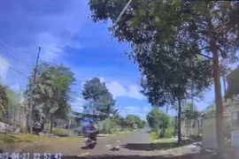 Thót tim clip bé 3 tuổi bị xe máy tông khi băng qua đường ở Đắk Lắk