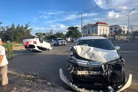 Ô tô lật ngửa sau va chạm ở Đắk Lắk, 2 người bị thương