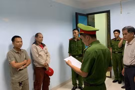 Gia Lai: Bắt 2 người lái ô tô chặn đầu xe CSGT để quay clip đăng mạng