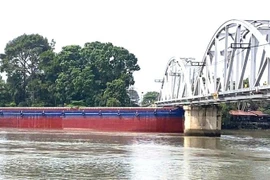 Điều tra sự cố sà lan va chạm cầu Ghềnh tại Đồng Nai 