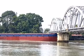 Điều tra sự cố sà lan va chạm cầu Ghềnh tại Đồng Nai 