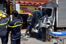 TPHCM: Hai xe tải tông nhau, tài xế kẹt trong cabin