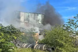 Cháy kho chứa vỏ lốp, lửa kèm khói đen bốc lên dữ dội tại TPHCM