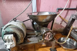 Khởi tố chủ cơ sở sản xuất giò chả dùng chất cấm ở Lào Cai