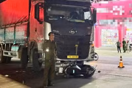 Va chạm xe tải và xe máy trên QL1 Lâm Đồng khiến 4 người thương vong