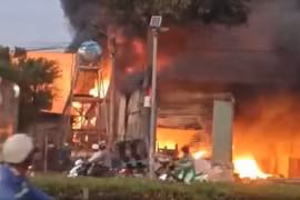 TPHCM: Cháy lớn bãi phế liệu trên đường Mỹ Phước – Tân Vạn