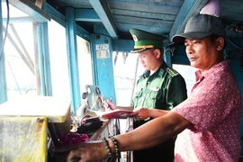 Phát hiện tàu cá chở khoảng 20.000 lít dầu DO không rõ nguồn gốc