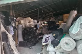 Phát hiện kho hàng hơn 105 tấn vải không rõ nguồn gốc tại TP HCM