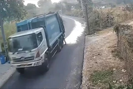 Xác minh vụ xe chở rác bị phản ánh xả nước thải ra đường tại TPHCM