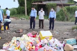 Cà Mau tiêu huỷ hơn 1.200 chai gas mini và nhiều hàng nhập lậu