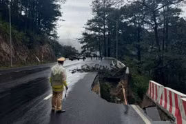 Lâm Đồng tạm cấm lưu thông đèo Prenn do vết nứt lớn kéo dài hàng chục mét