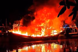 Cà Mau: Biên phòng huy động lực lượng dập cháy tàu cá