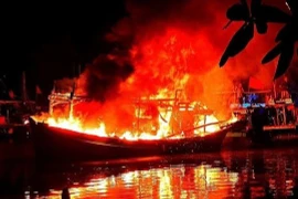 Cà Mau: Biên phòng huy động lực lượng dập cháy tàu cá