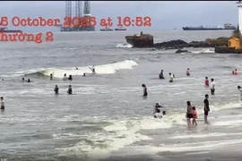 TP HCM: Nước biển Vũng Tàu chuyển màu xanh lạ, cơ quan chức năng lên tiếng