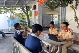 Buông hai tay lái xe máy, nam sinh viên bị CSGT TPHCM xử lý