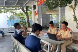 Buông hai tay lái xe máy, nam sinh viên bị CSGT TPHCM xử lý