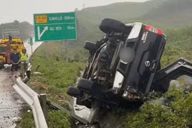 Ô tô bán tải lật nghiêng trên cao tốc Cam Lộ – La Sơn
