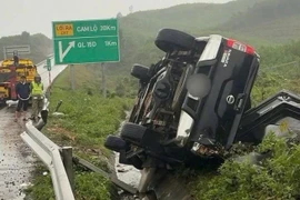 Ô tô bán tải lật nghiêng trên cao tốc Cam Lộ – La Sơn