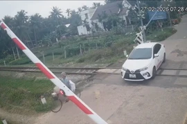 Phạt xe tập lái vượt đường sắt khi đèn đỏ ở Gia Lai