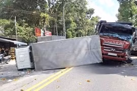 Xe ben tông liên hoàn ba xe tải ở TPHCM, hai tài xế bị thương