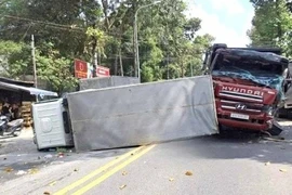 Xe ben tông liên hoàn ba xe tải ở TPHCM, hai tài xế bị thương