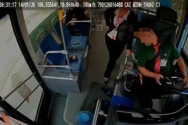 Tài xế xe buýt đột quỵ khi lái, nữ phụ xe nhanh trí ngăn tai nạn