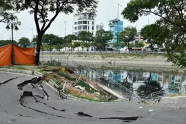 TPHCM ghi nhận sạt lở bờ kè tại phường Chánh Hưng