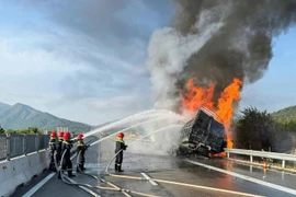 Cháy xe tải chở bật lửa và bánh kẹo trên cao tốc Cam Lâm - Vĩnh Hảo