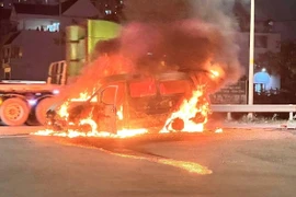 Ô tô tải van bất ngờ bốc cháy dữ dội khi đang được xe cứu hộ vận chuyển