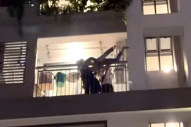 Kịp thời ngăn chặn nam thanh niên có ý định nhảy lầu tại chung cư ở TP.HCM