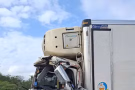 Va chạm trên cao tốc Đà Nẵng – Quảng Ngãi, tài xế xe tải không qua khỏi
