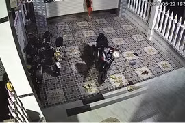 Bé gái 7 tuổi ngưng tim, ngưng thở do tai nạn với cửa cuốn