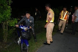 Clip: Nhóm thanh niên tụ tập nẹt pô, rú ga trong đêm tại Đồng Tháp