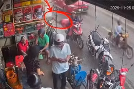 Clip ghi cảnh người đàn ông bị đạp ngã ra đường khi đang dừng mua hàng
